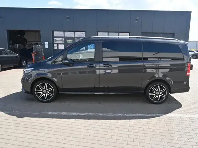 Mercedes-Benz V 220