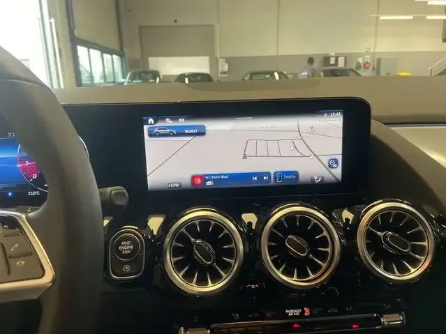 Mercedes-Benz GLA 220