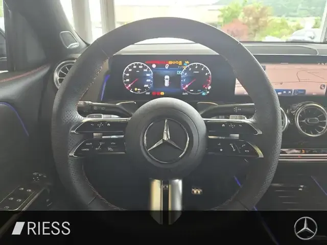 Mercedes-Benz GLB 220
