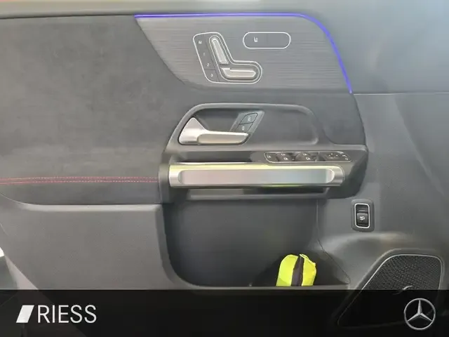 Mercedes-Benz GLB 220