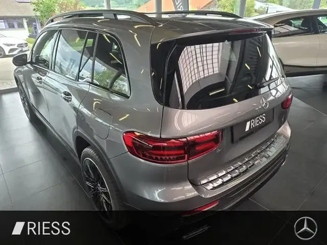 Mercedes-Benz GLB 220