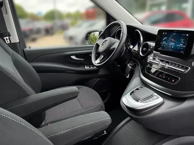 Mercedes-Benz V 220