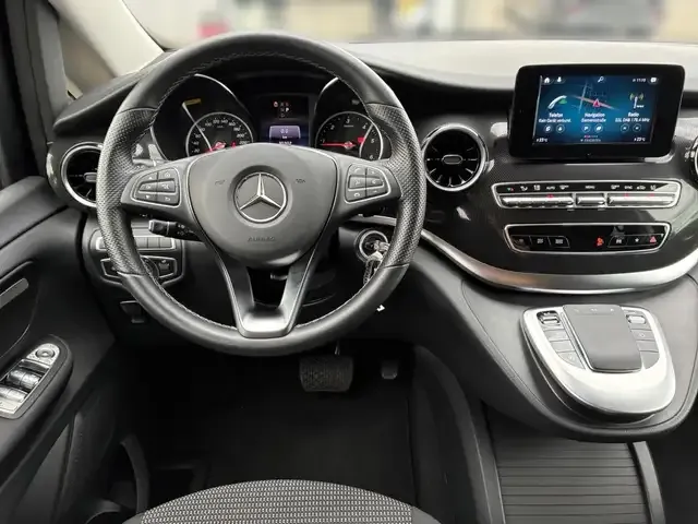 Mercedes-Benz V 220