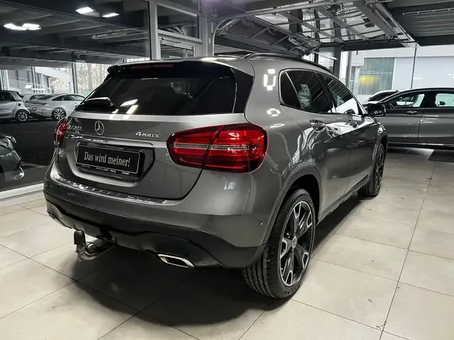 Mercedes-Benz GLA 220