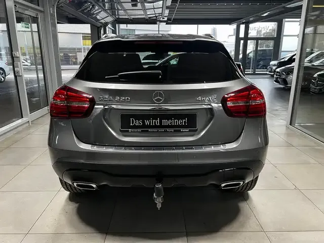 Mercedes-Benz GLA 220