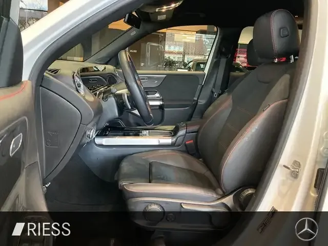 Mercedes-Benz GLB 220