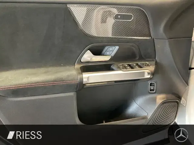 Mercedes-Benz GLB 220