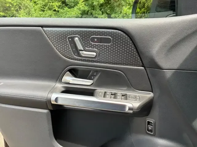 Mercedes-Benz GLB 220