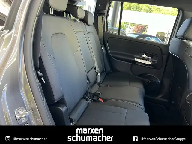 Mercedes-Benz GLB 220