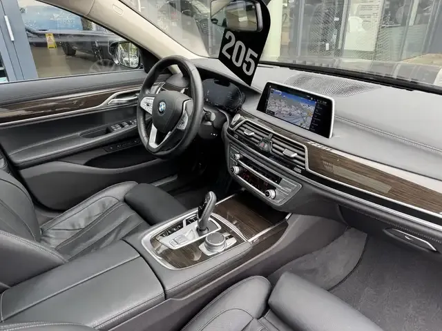 BMW 745