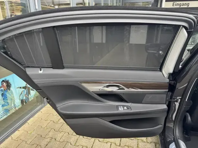 BMW 745