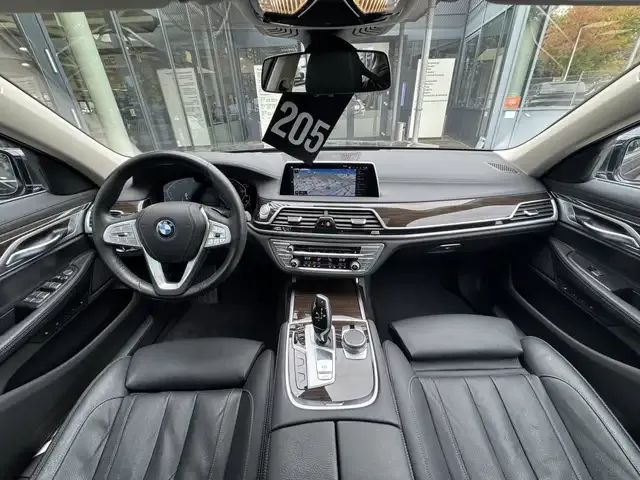BMW 745