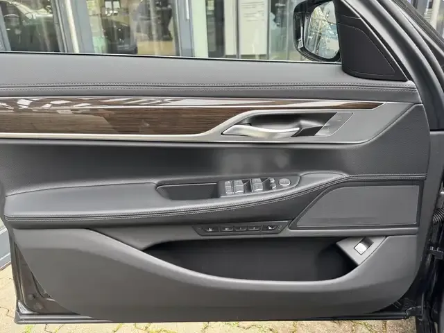 BMW 745