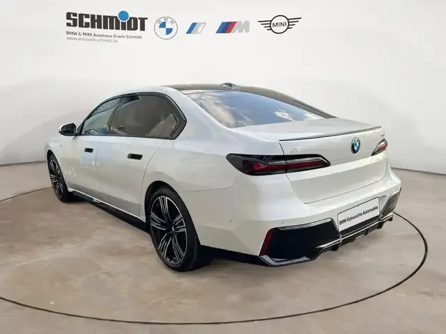 BMW i7