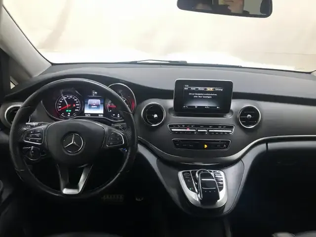 Mercedes-Benz V 220