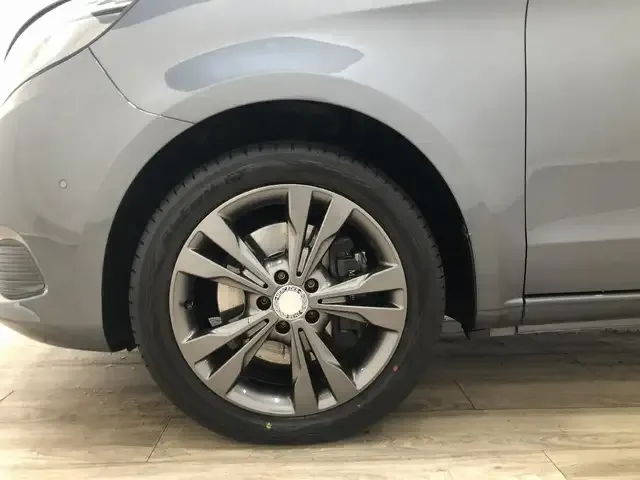 Mercedes-Benz V 220