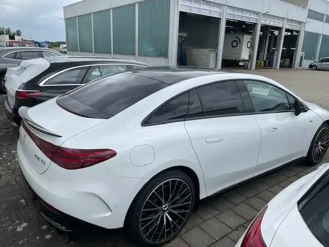 Mercedes-Benz EQE 43