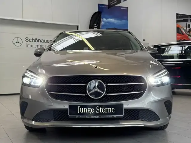 Mercedes-Benz B 180