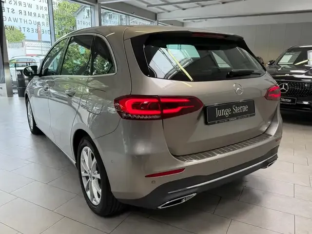 Mercedes-Benz B 180