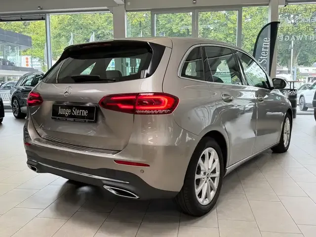 Mercedes-Benz B 180