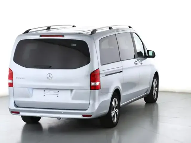 Mercedes-Benz V 220