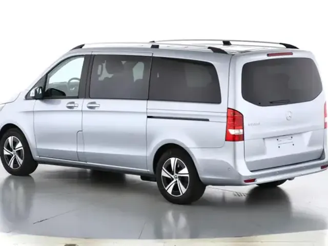 Mercedes-Benz V 220