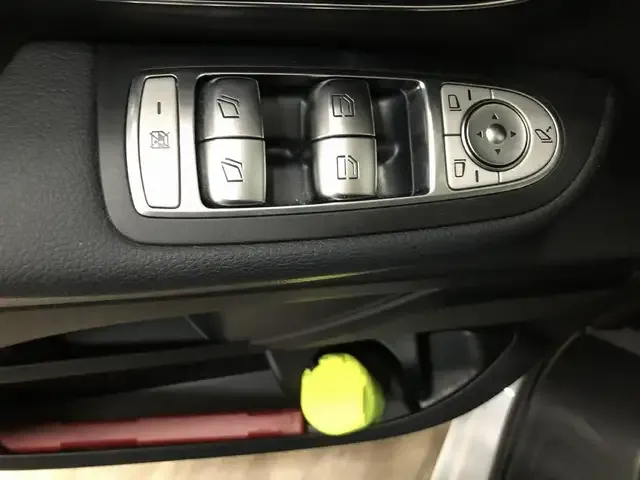 Mercedes-Benz V 220