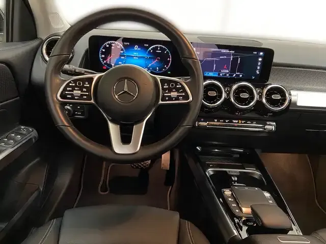 Mercedes-Benz GLB 220