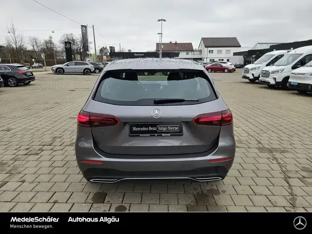 Mercedes-Benz B 180