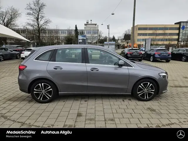 Mercedes-Benz B 180