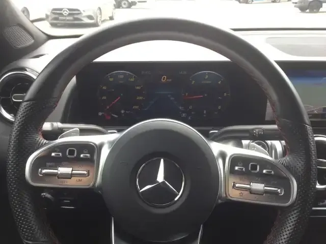 Mercedes-Benz GLB 180