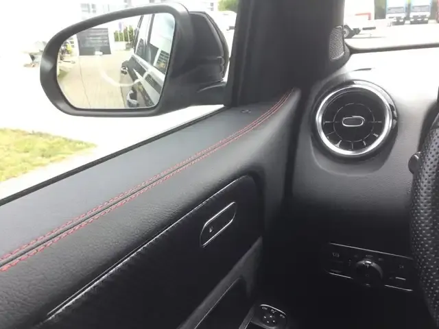 Mercedes-Benz GLB 180