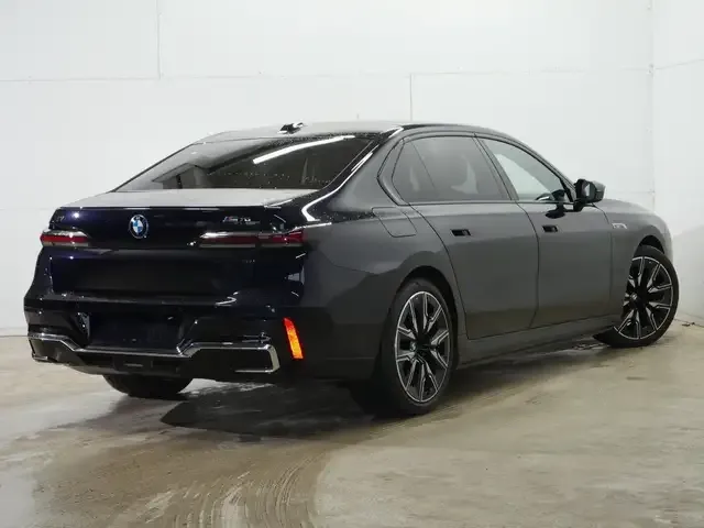 BMW i7
