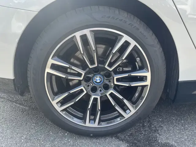 BMW i5