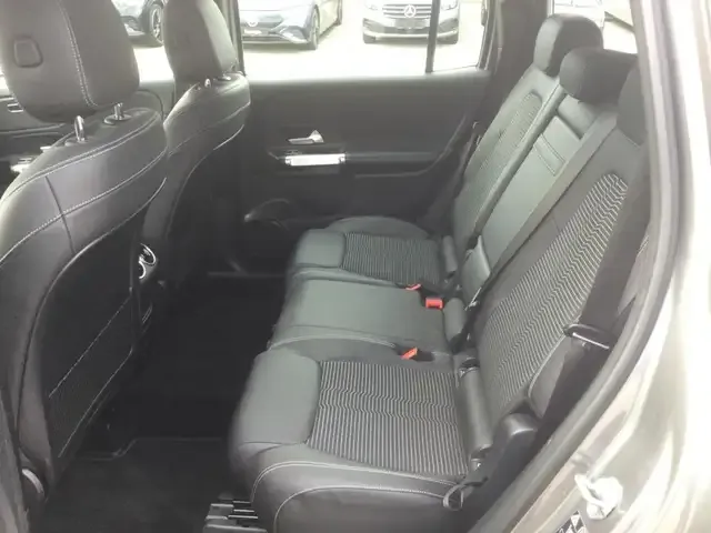 Mercedes-Benz GLB 220