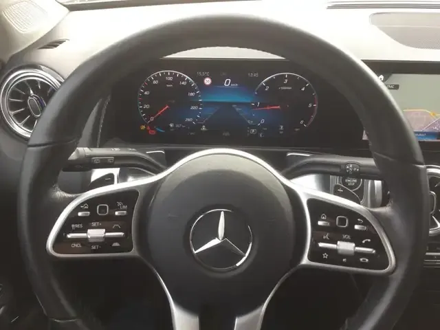 Mercedes-Benz GLB 220