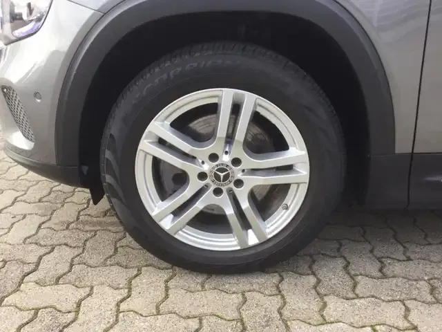 Mercedes-Benz GLB 220