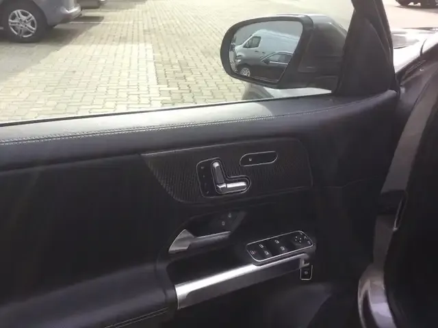 Mercedes-Benz GLB 220