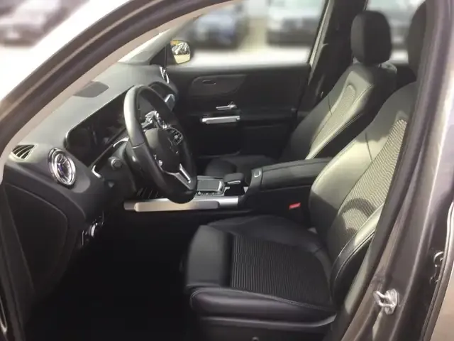 Mercedes-Benz GLB 220