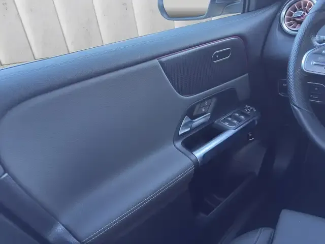Mercedes-Benz EQB 300
