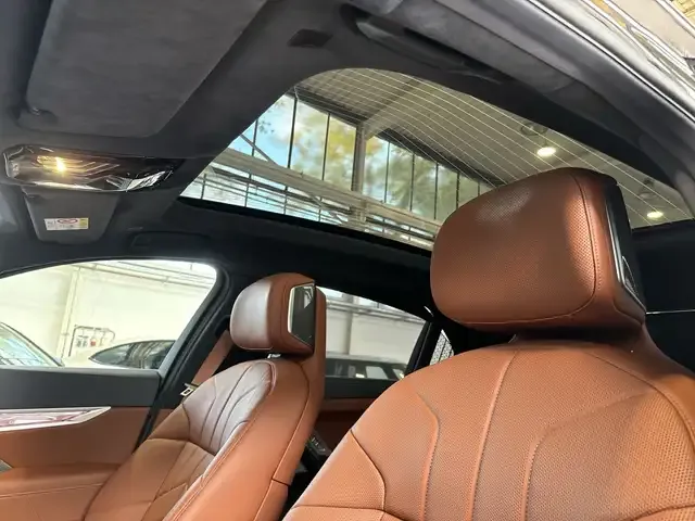 BMW i7