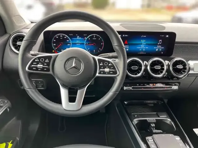 Mercedes-Benz GLB 220