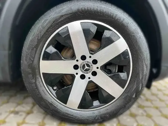 Mercedes-Benz GLB 220