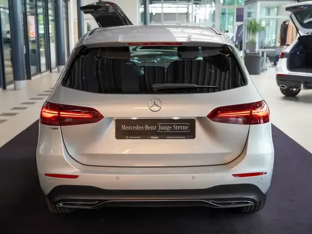 Mercedes-Benz B 180