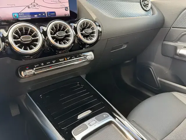 Mercedes-Benz EQA 300