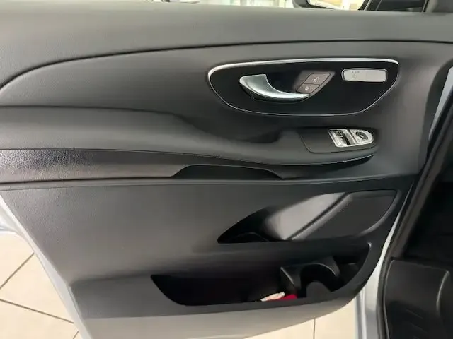 Mercedes-Benz V 220