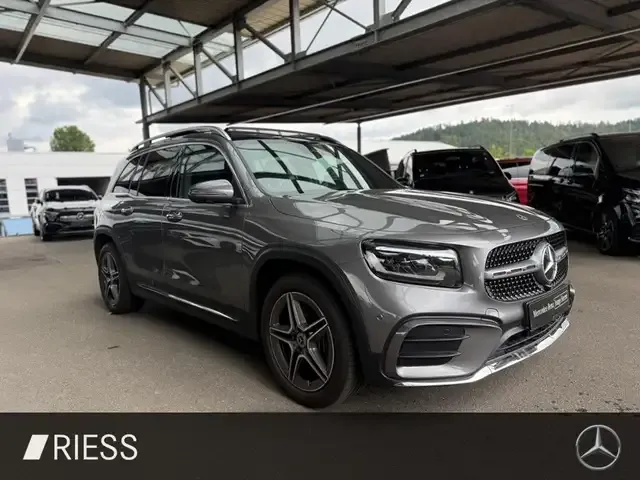 Mercedes-Benz GLB 220
