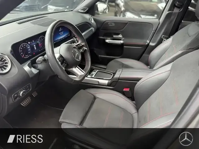 Mercedes-Benz GLB 220