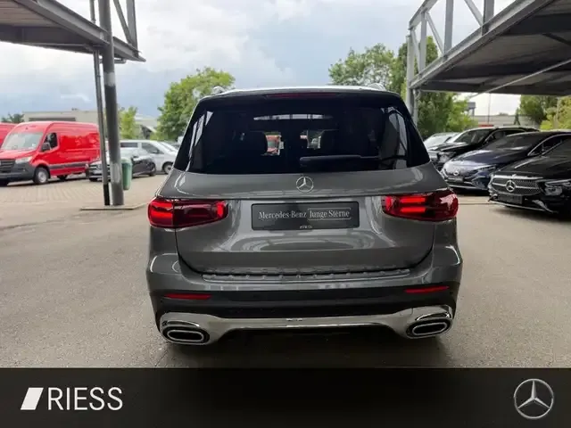 Mercedes-Benz GLB 220