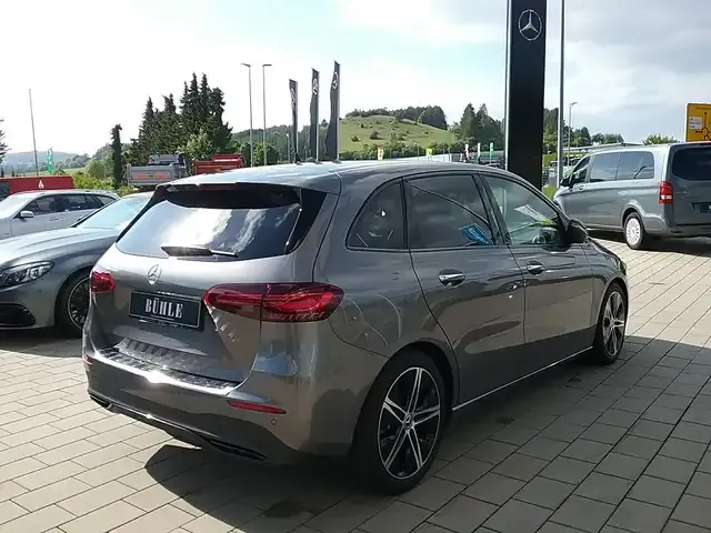 Mercedes-Benz B 180